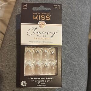 KISS Classy Nails Premium Croissant City White Medium Almond